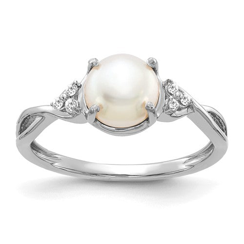 14K white gold pearl and diamond ring featuring elegant design, showcasing lustrous pearl and sparkling diamonds.
