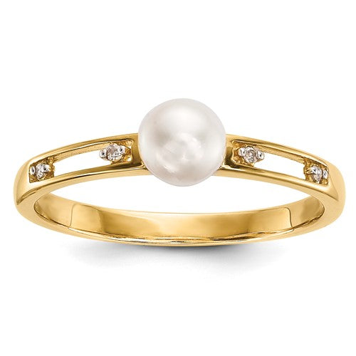 14k gold freshwater cultured pearl and diamond ring, elegant jewelry piece with sparkling accents and a classic design.