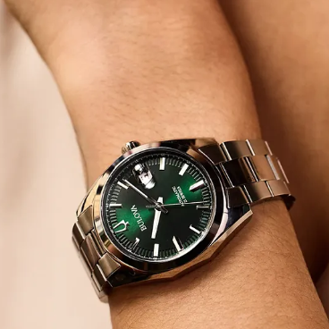 The watch is powered by an automatic 21-jewels and a 42-hour power reserve, which can be seen in full through a mineral crystal exhibition window in the caseback.